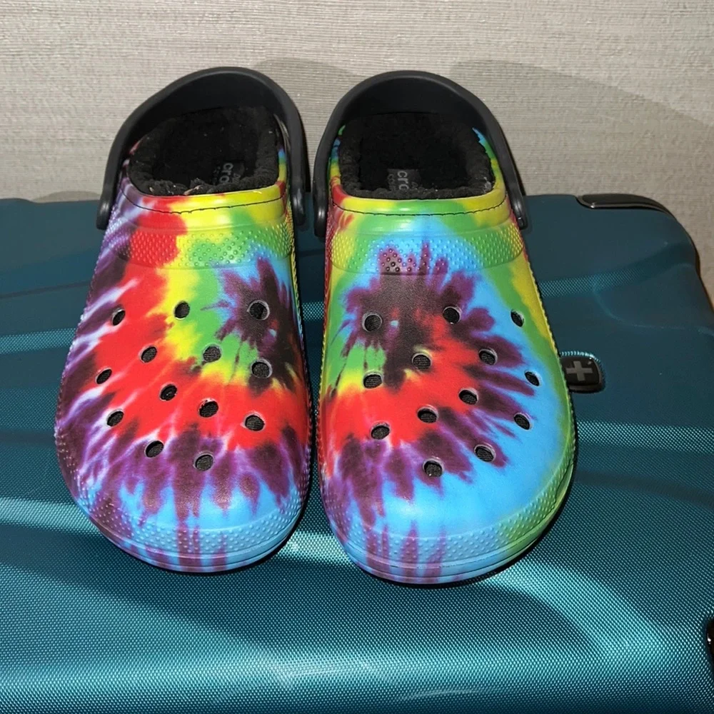 NWOB - Crocs - Tye dyed fleece lined clogs Men’s Size 12 - Picture 1 of 6